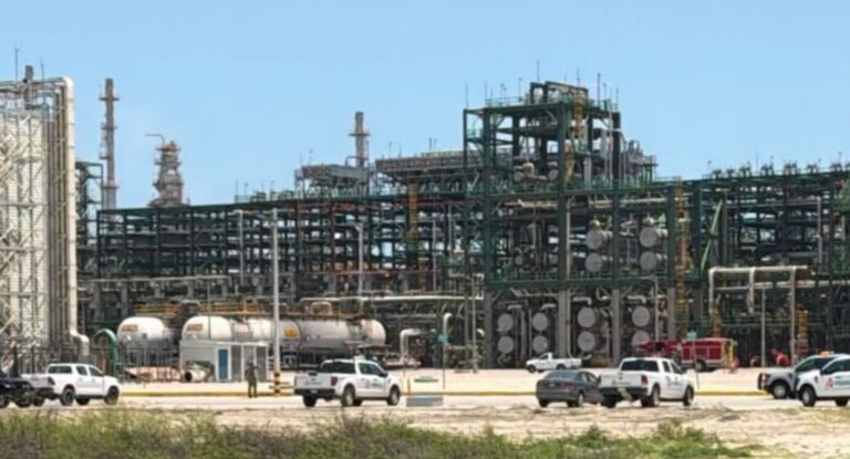 Pemex controla fuga y conato de incendio en Refinería Olmeca Pemex controla fuga y conato de incendio en Refinería Olmeca