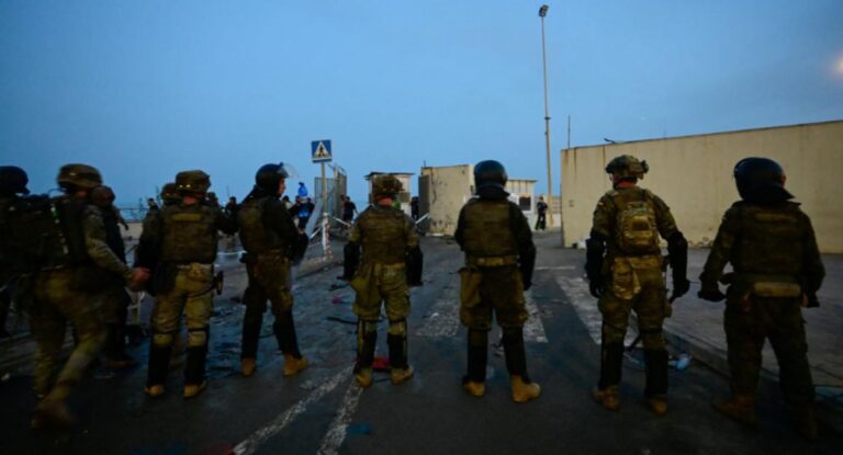 España despliega al Ejército en Ceuta tras ingreso masivo de migrantes desde Marruecos España despliega al Ejército en Ceuta tras ingreso masivo de migrantes desde Marruecos