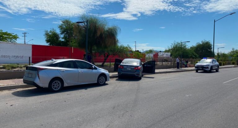 Choque entre dos vehículos al norte de Hermosillo solo dejó daños materiales Choque entre dos vehículos al norte de Hermosillo solo dejó daños materiales