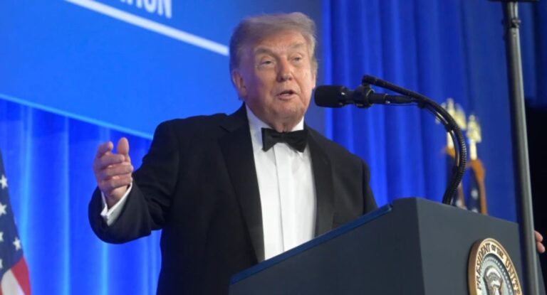 Donald Trump reaparece en Cena de Corresponsales tras atentado y bromea sobre tercer mandato