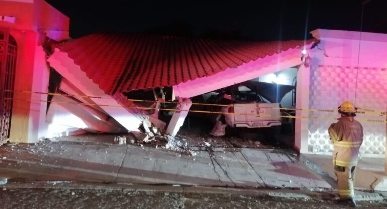 Conductor con crisis epiléptica impacta vivienda y daña cuatro vehículos en Hermosillo