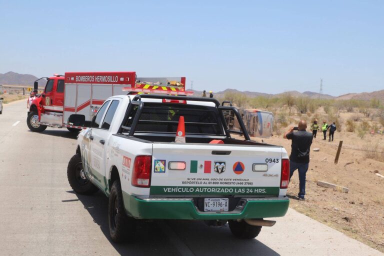 Una persona muere tras volcadura de autobús de pasajeros en Sonora
