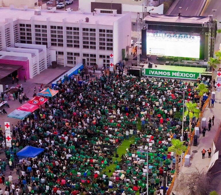 Saldo blanco durante transmisión del México vs Inglaterra en Foro Pino Suárez de Hermosillo Saldo blanco durante transmisión del México vs Inglaterra en Foro Pino Suárez de Hermosillo