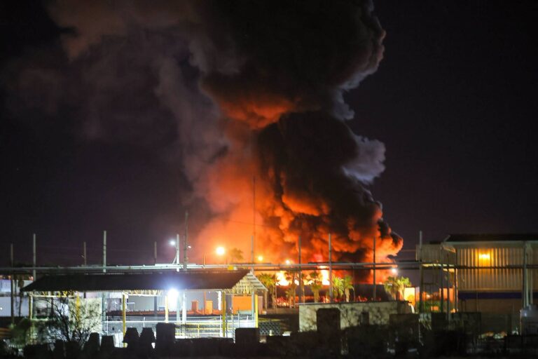 Incendio consume varias bodegas en el poniente de Hermosillo; autoridades investigan causa Incendio consume varias bodegas en el poniente de Hermosillo; autoridades investigan causa