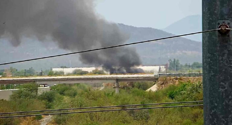 Incendio destruye dos casas de madera y afecta vías del ferrocarril en Hermosillo