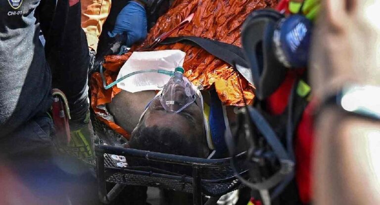 Hombre sobrevive ocho días atrapado bajo escombros en Venezuela Hombre sobrevive ocho días atrapado bajo escombros en Venezuela