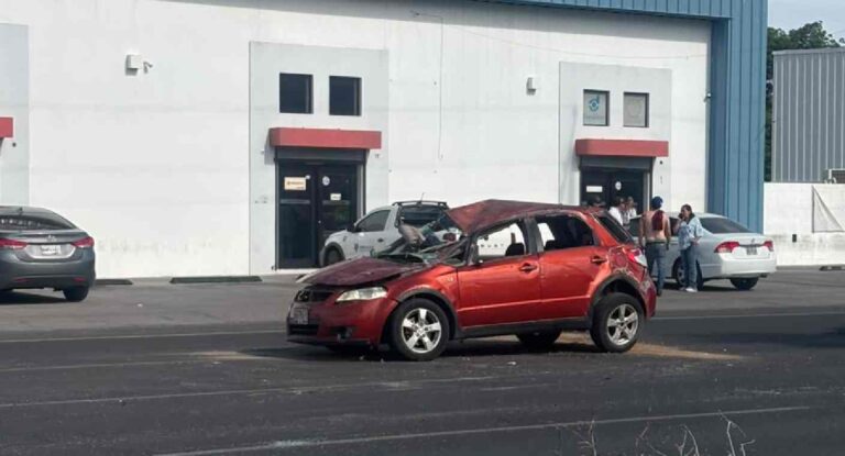 Automóvil vuelca por exceso de velocidad al sur de Hermosillo Automóvil vuelca por exceso de velocidad al sur de Hermosillo