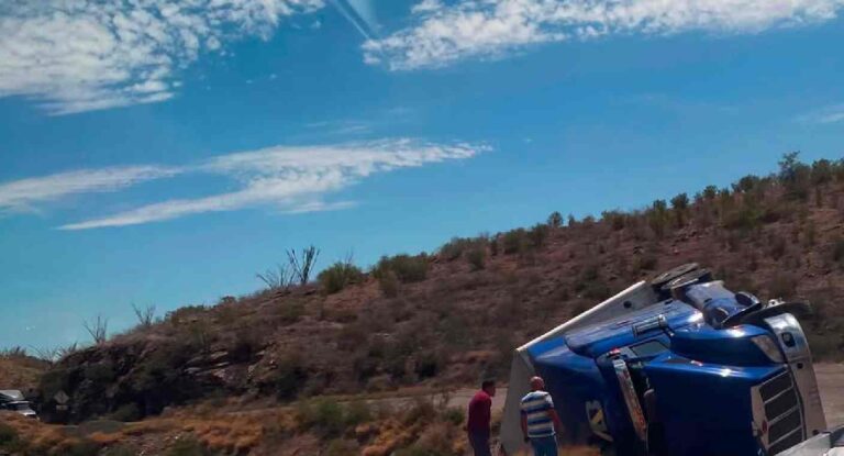 Tráiler vuelca en la carretera Cananea-Ímuris; autoridades responden al incidente Tráiler vuelca en la carretera Cananea-Ímuris; autoridades responden al incidente