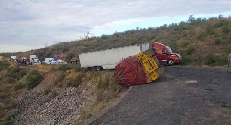 Tráiler con carga de madera vuelca en la carretera Ímuris-Cananea y afecta circulación