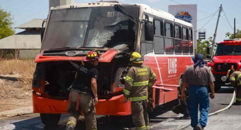 Incendio en camión urbano al norte de Hermosillo por falla eléctrica Incendio en camión urbano al norte de Hermosillo por falla eléctrica