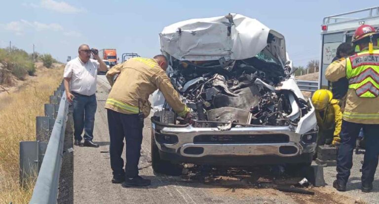 Mujer y niño quedan atrapados tras choque en carretera Hermosillo-Nogales Mujer y niño quedan atrapados tras choque en carretera Hermosillo-Nogales