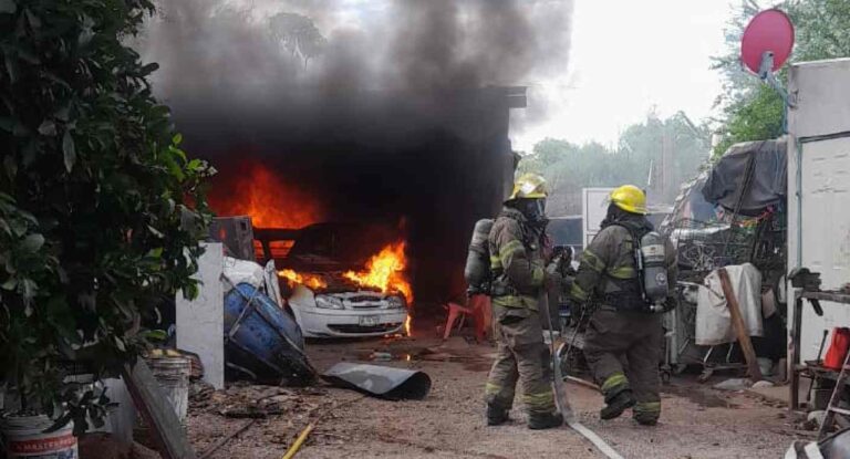Incendio consume vehículo en taller de Hermosillo y pone en riesgo tanque de gasolina