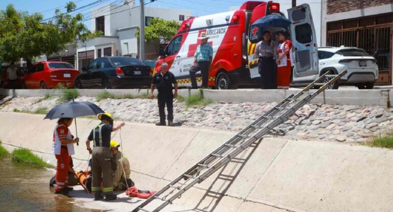 Rescatan a hombre tras caer a canal en el sur de Hermosillo Rescatan a hombre tras caer a canal en el sur de Hermosillo