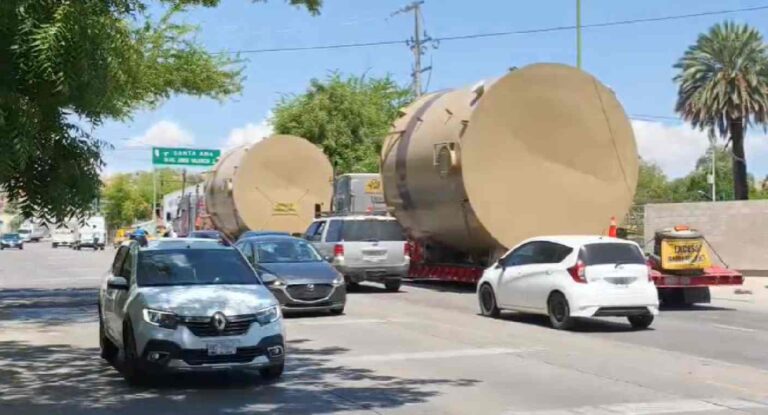 Tráileres con tanques quedan atrapados en puente peatonal de Hermosillo y causan congestión vial