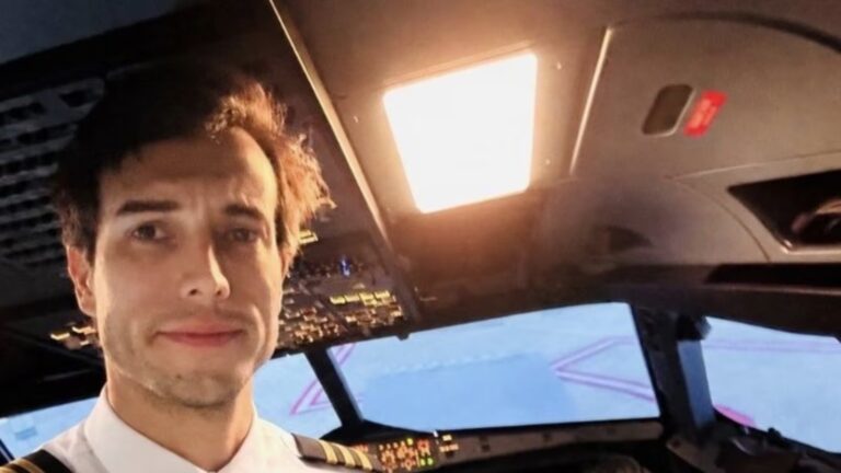 Instructor salta de avioneta y deja a alumna al mando