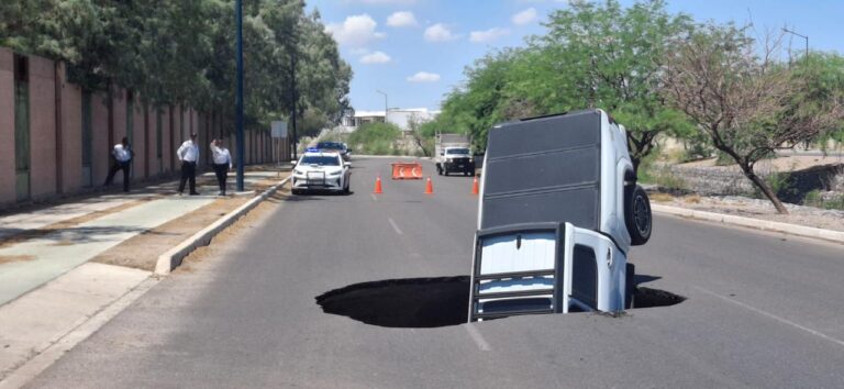 Agua de Hermosillo atiende socavón en Quintero Arce y cubrirá daños