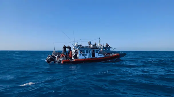 Armada de México rescata a tripulantes de embarcación naufragada en Puerto Peñasco Armada de México rescata a tripulantes de embarcación naufragada en Puerto Peñasco