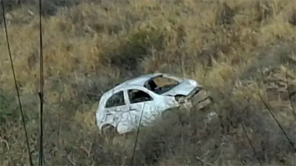 Vehículo cae a barranco de 100 metros en el Cerro del Vigía en Guaymas Vehículo cae a barranco de 100 metros en el Cerro del Vigía en Guaymas