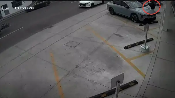 Sujeto vandaliza vehículos en colonia San Benito y alerta a vecinos Sujeto vandaliza vehículos en colonia San Benito y alerta a vecinos