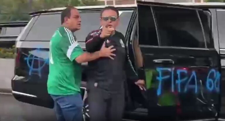 Manifestantes confrontan a Cuauhtémoc Blanco antes del partido México vs Inglaterra Manifestantes confrontan a Cuauhtémoc Blanco antes del partido México vs Inglaterra