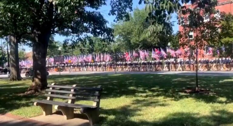 Patriot Front realiza marcha en Washington antes del 4 de julio Patriot Front realiza marcha en Washington antes del 4 de julio