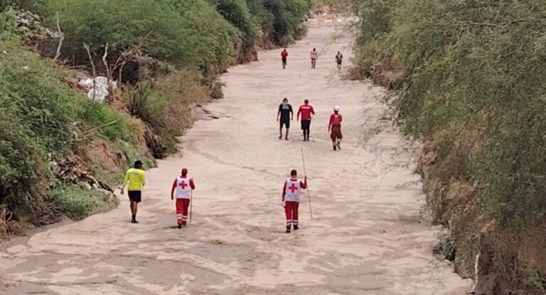 Continúan búsqueda de hombre arrastrado por corriente en canal del bulevar Lázaro Cárdenas en Hermosillo