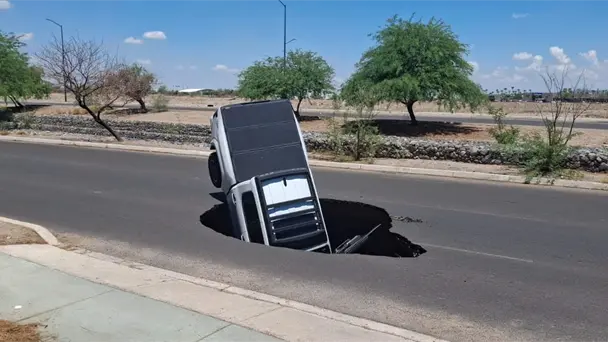 Pickup queda atrapada tras caer en socavón en el Boulevard Quintero Arce de Hermosillo Pickup queda atrapada tras caer en socavón en el Boulevard Quintero Arce de Hermosillo
