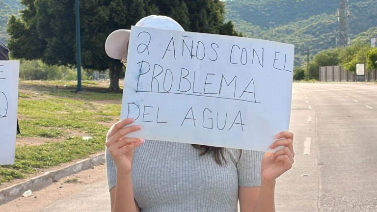 Vecinos del norte de Hermosillo bloquean bulevar por falta de agua potable