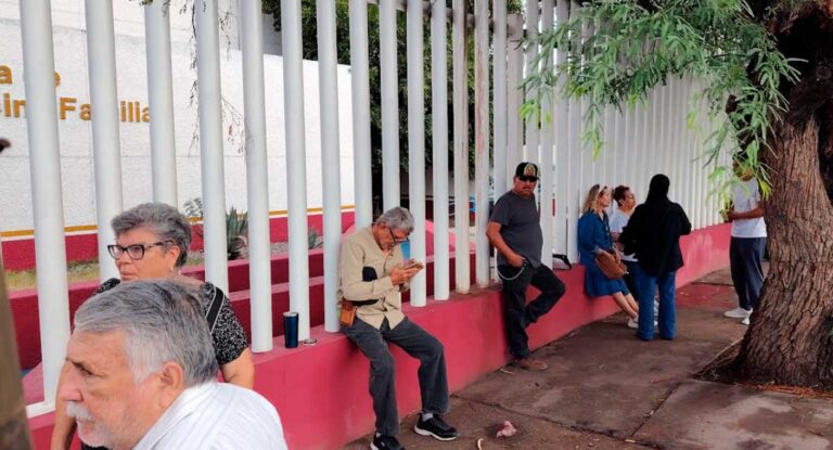 Clínica Familiar del ISSSTE en Hermosillo sigue cerrada; pacientes esperan reapertura Clínica Familiar del ISSSTE en Hermosillo sigue cerrada; pacientes esperan reapertura