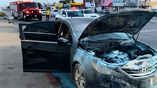 Joven resulta con quemaduras tras incendio de su vehículo en bulevar Solidaridad, Hermosillo Joven resulta con quemaduras tras incendio de su vehículo en bulevar Solidaridad, Hermosillo