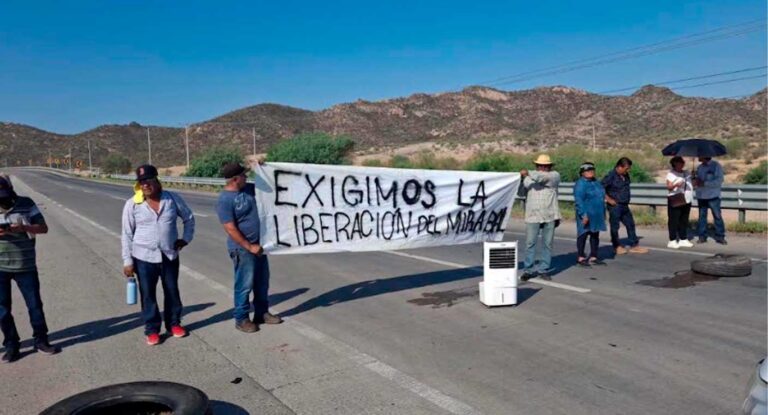 Vecinos de Mirabal bloquean carretera Hermosillo-Guaymas por regularización de terrenos
