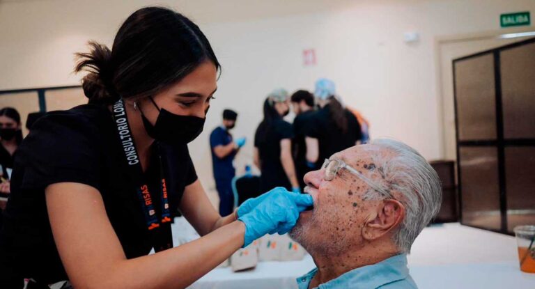 Gobierno de Hermosillo entrega más de 2 mil prótesis dentales a adultos mayores Gobierno de Hermosillo entrega más de 2 mil prótesis dentales a adultos mayores