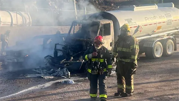 Incendio de vehículo y pipa de Pemex moviliza a emergencias en Guaymas Incendio de vehículo y pipa de Pemex moviliza a emergencias en Guaymas