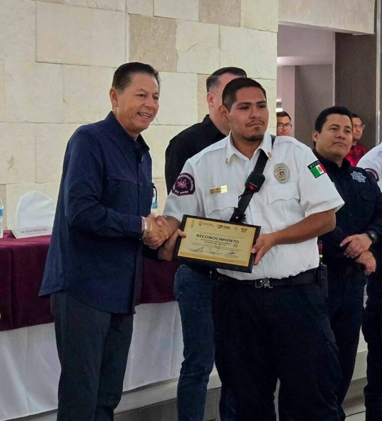 Reconocen labor de bomberos y anuncian cambios en Cruz Roja y política local en Sonora Reconocen labor de bomberos y anuncian cambios en Cruz Roja y política local en Sonora