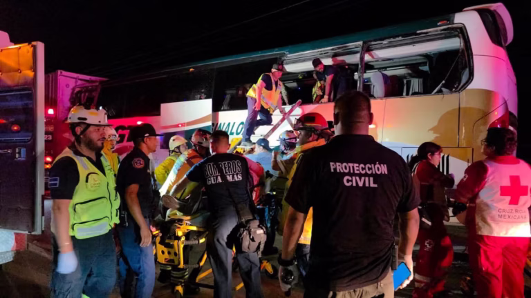 Muere conductor en choque entre autobús y tractocamión en carretera México 15