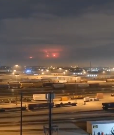 Extrañas luces rojas sorprenden en el cielo