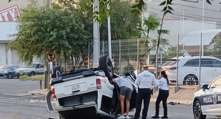 Camioneta vuelca tras choque por semáforo en rojo en Hermosillo