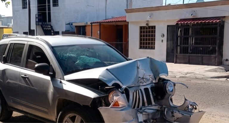 Camioneta impacta poste de CFE tras perder el control en Hermosillo