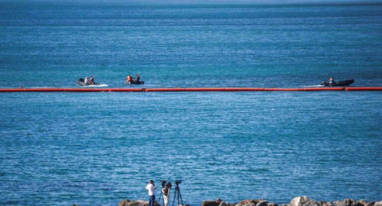 España instala barrera flotante en Ceuta tras cruce masivo de migrantes España instala barrera flotante en Ceuta tras cruce masivo de migrantes