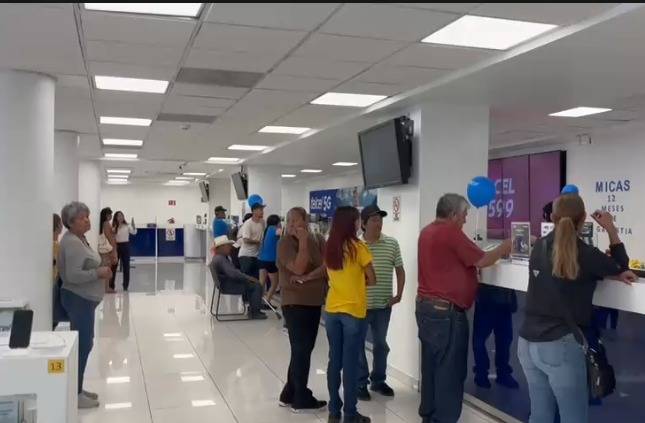 Cancelación de líneas telefónicas genera largas filas en Sonora Cancelación de líneas telefónicas genera largas filas en Sonora