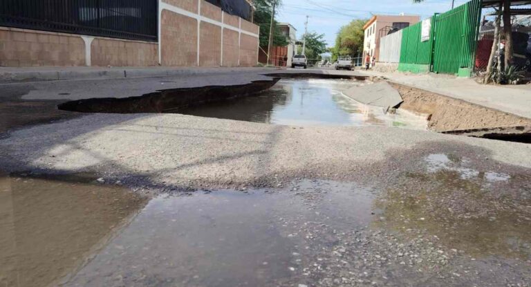 Colapsa tubería de drenaje y provoca megasocavón en poniente de Hermosillo