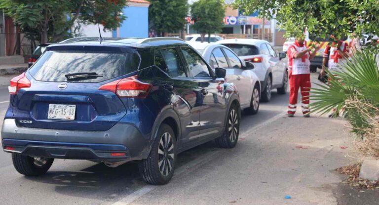 Choque por alcance entre tres sedanes en el centro de Hermosillo
