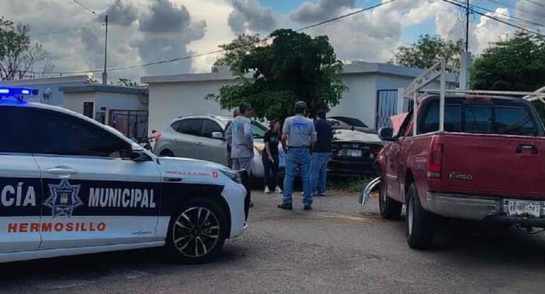 Choque en Hermosillo deja sedán impactado contra vivienda en colonia San Benito Choque en Hermosillo deja sedán impactado contra vivienda en colonia San Benito