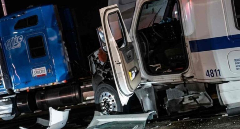 Choque entre tráileres en carretera Hermosillo-Guaymas deja daños considerables Choque entre tráileres en carretera Hermosillo-Guaymas deja daños considerables