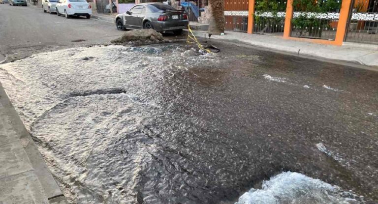 Megafuga de agua afecta suministro en colonia Insurgentes, Hermosillo