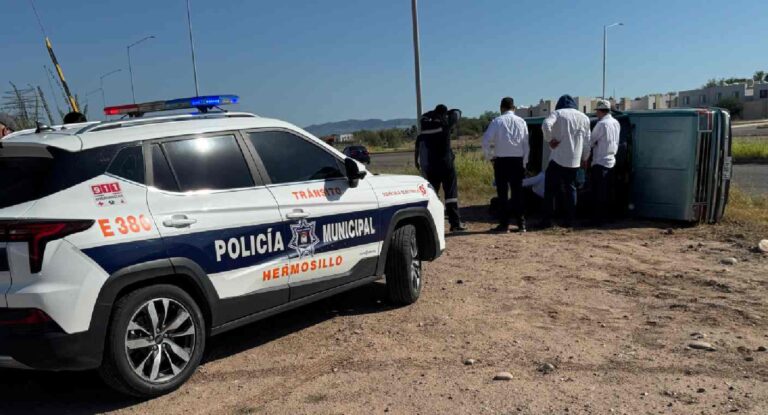Choque-volcamiento deja tres lesionados al sur de Hermosillo Choque-volcamiento deja tres lesionados al sur de Hermosillo