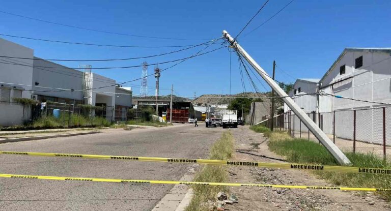 Vehículo derriba dos postes de CFE y causa cierre de calle en Hermosillo