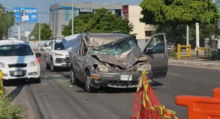Choque entre camioneta y tráiler causa daños materiales en Hermosillo Choque entre camioneta y tráiler causa daños materiales en Hermosillo