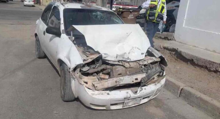 Choque entre tres vehículos deja daños materiales en Hermosillo