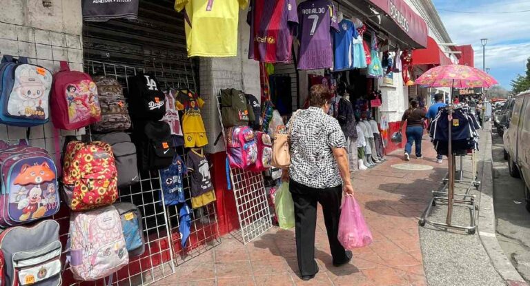 Cientos compran útiles escolares en el Centro de Hermosillo antes del regreso a clases